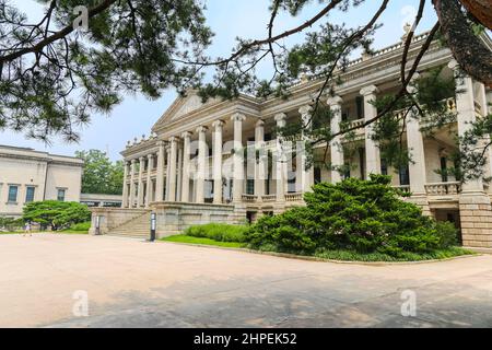 Seul, Corea del Sud - 25 luglio 2021: Seokjojeon e giardino in stile occidentale del Palazzo Deoksu. Deoksugung era originariamente la residenza del Gran Principe Foto Stock