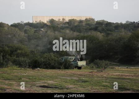 Striscia di Gaza, Palestina. 19th Febbraio, 2022. I combattenti delle Brigate Mujahideen prendono parte ad un addestramento militare in un sito a Rafah nella striscia meridionale di Gaza. Questi esercizi sono pronti a respingere qualsiasi aggressione a Gaza in futuro. Foto Stock