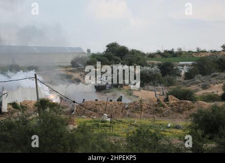 Striscia di Gaza, Palestina. 19th Febbraio, 2022. I combattenti delle Brigate Mujahideen prendono parte ad un addestramento militare in un sito a Rafah nella striscia meridionale di Gaza. Questi esercizi sono pronti a respingere qualsiasi aggressione a Gaza in futuro. Foto Stock