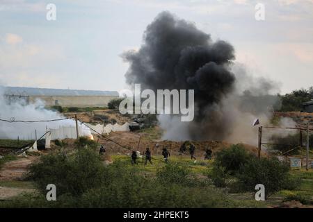 Striscia di Gaza, Palestina. 19th Febbraio, 2022. I combattenti delle Brigate Mujahideen prendono parte ad un addestramento militare in un sito a Rafah nella striscia meridionale di Gaza. Questi esercizi sono pronti a respingere qualsiasi aggressione a Gaza in futuro. Foto Stock