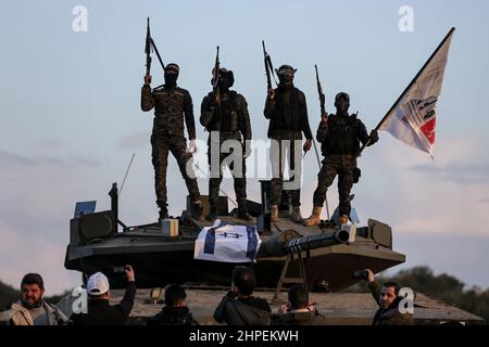 Striscia di Gaza, Palestina. 19th Febbraio, 2022. I combattenti delle Brigate Mujahideen prendono parte ad un addestramento militare in un sito a Rafah nella striscia meridionale di Gaza. Questi esercizi sono pronti a respingere qualsiasi aggressione a Gaza in futuro. Foto Stock