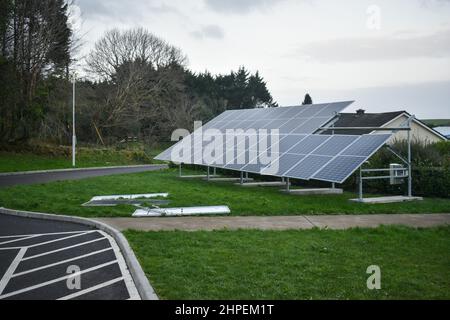 Bantry, West Cork, Irlanda. 21st Feb 2022. I danni provocati dalle raffiche di vento di Storm Franklin hanno distrutto un pannello solare presso il Bantry Primary Care Center. Credit: Karlis Dzjamko/Alamy Live News Foto Stock