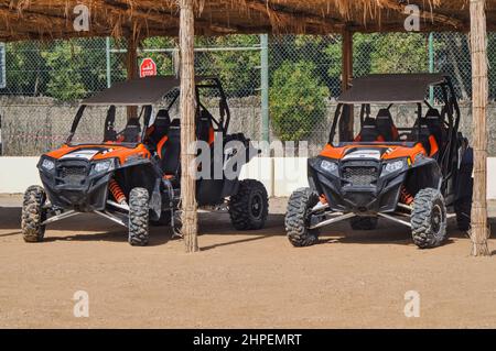 Buggy fuoristrada pronto per correre attraverso le dune di sabbia del deserto, Abu Dhabi, Emirati Arabi Uniti, gennaio 2022 Foto Stock