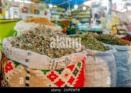 Erbe in sacchi in un mercato locale in Egitto Foto Stock