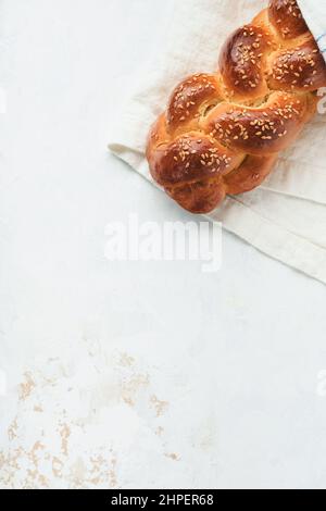 Pane di Challah. Composizione della cerimonia di rapimento del Sabbath. Pane casereccio casereccio intrecciato fresco per Shabbat e Vacanze su sfondo bianco, Shabba Foto Stock