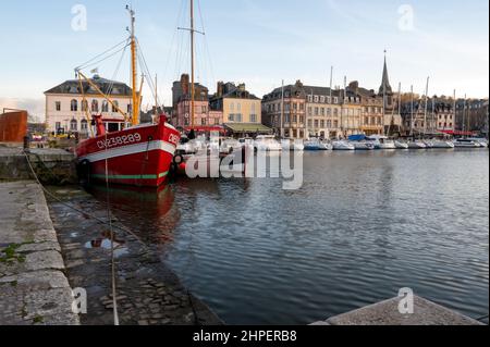 Porto di pesca di Honfleur sulla costa della Normandia in Francia con barche e pescherecci da traino Foto Stock