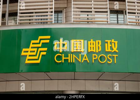 Logo China Post sul lato di un edificio postale nella città di Shenzhen in Cina. Foto Stock