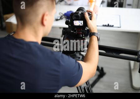 Blogger video di ripresa su fotocamera professionale in primo piano studio Foto Stock