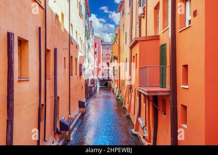 Bologna, Italia. Canale delle Moline, la piccola Venezia Finestrella tra edifici nel centro storico della città, Emilia-Romagna. Foto Stock