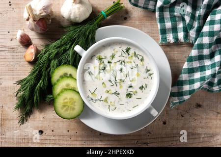 Taratore bulgaro zuppa di latte acida su tavola di legno Foto Stock