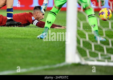 Roma, Italia. 19th Feb 2022. Lorenzo Pellegrini di AS Roma reagisce durante la Serie Una partita di calcio tra COME Roma e Hellas Verona allo stadio Olimpico di Roma (Italia), 19th febbraio 2022. Foto Antonietta Baldassarre/Insidefoto Credit: Ininsidefoto srl/Alamy Live News Foto Stock