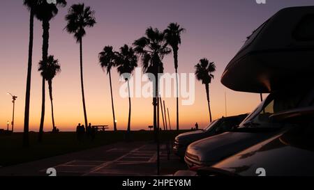 Roulotte, roulotte per il viaggio su strada, palme sulla spiaggia al tramonto, costa californiana, USA. Camper camper camper camper camper RV Motor home nel parco fronte spiaggia al tramonto, San Diego, Mission Beach. Casa mobile camper. Foto Stock