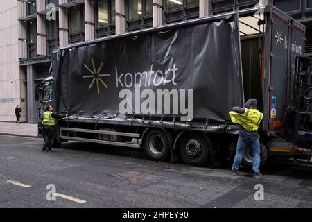 I lavoratori addetti alla consegna lottano per assicurare la cortina laterale sul loro camion, mentre Storm Eunice attraversa l'Inghilterra meridionale e il Galles e i venti della forza di gallina attraversano la città di Londra, il 18th febbraio 2022, a Londra, Inghilterra. Foto Stock