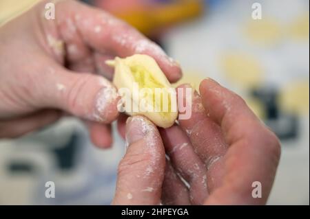 Fare gnocchi a casa. Messa a fuoco selettiva. Foto Stock