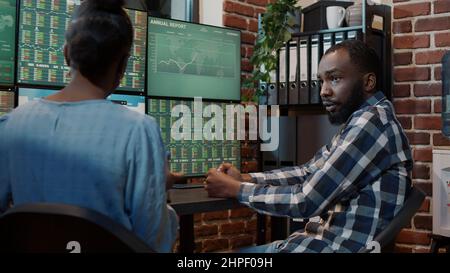 Business team analizzare le statistiche di borsa makert commerciale utilizzato per la banca di condivisione di denaro, monitorare gli investimenti finanziari forex. Utilizzo di più monitor per pianificare lo scambio di utili e materie prime. Foto Stock