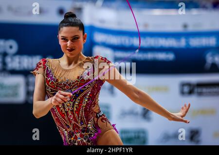 Cuneo, Italia. 19th Feb 2022. Baldassarri Milena di Ginnastica Fabriano durante la Ginnastica ritmica FGI Serie A 2022 a pala UBI Banca, Cuneo, Italia il 20 febbraio 2022 Credit: Independent Photo Agency/Alamy Live News Foto Stock