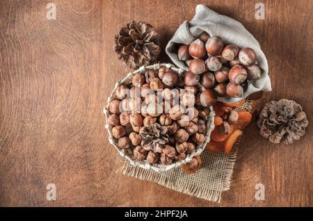 noci e altri frutti su sfondo di legno scuro Foto Stock