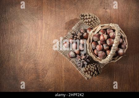 noci e altri frutti su sfondo di legno scuro Foto Stock