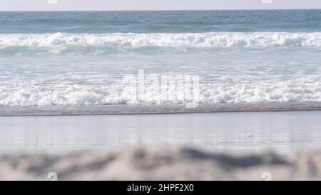 Le grandi onde blu dell'oceano si infrangono sulla spiaggia, la costa pacifica della California, gli Stati Uniti. Schiuma di acqua di mare e sabbia bianca. Estate estetica a terra. Surf vibes, stagcape vicino a Los Angeles. Cinematografia senza giunture. Foto Stock