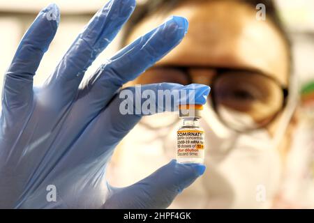 Italia, Toscana, Arezzo, 19 febbraio 2022 : emergenza Covid-19. Vaccinazione anti-Covid per bambini di età compresa tra 5 e 11 anni. Nella foto la preparazione Foto Stock