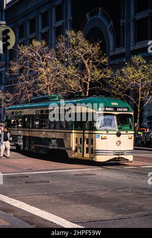 Una classica auto elettrica da strada a San Francisco, California. Strada n° 1051, wa costruita nel 1948 per la San Francisco Municipal Railway, San Franci Foto Stock