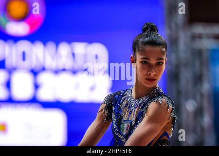 Cuneo, Italia. 19th Feb 2022. Raffaeli Sofia di Ginnastica Fabriano durante la Ginnastica ritmica FGI Serie A 2022 a pala UBI Banca, Cuneo, Italia il 20 febbraio 2022 Credit: Independent Photo Agency/Alamy Live News Foto Stock