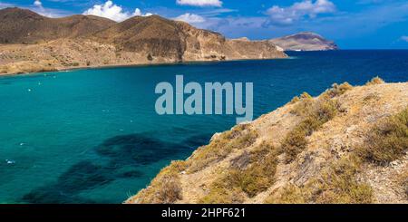 Costa rocciosa e scogliere, Isola di Isleta del Moro, Parco Naturale Cabo de Gata-Níjar, Riserva della Biosfera dell'UNESCO, Regione del clima del deserto caldo, Almería, Foto Stock