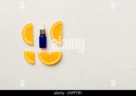 Bottiglie con olio essenziale di frutta arancione su sfondo di legno. Medicina alternativa vista dall'alto con spazio copia. Foto Stock
