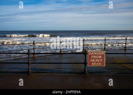 Pericolo da mari pesanti cartello a North Beach a Scarborough Foto Stock
