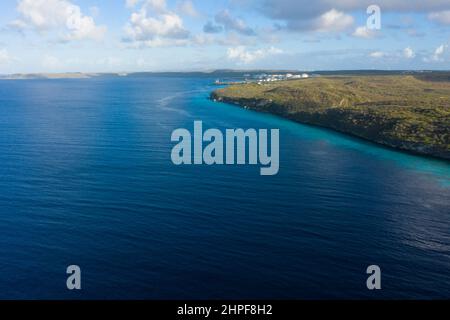 Vista aerea del paesaggio costiero con l'oceano, la scogliera, e la spiaggia intorno Vaersenbaai zona, Curacao, Caraibi Foto Stock