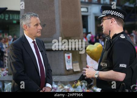 Manchester, Regno Unito. Ian Hopkins, capo della polizia, sul posto di un enorme tributo floreale alle vittime del bombardamento di Manchester nel 2017 Foto Stock