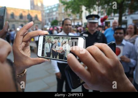 Manchester, Regno Unito. Ian Hopkins, capo della polizia, sul posto di un enorme tributo floreale alle vittime del bombardamento di Manchester nel 2017 Foto Stock