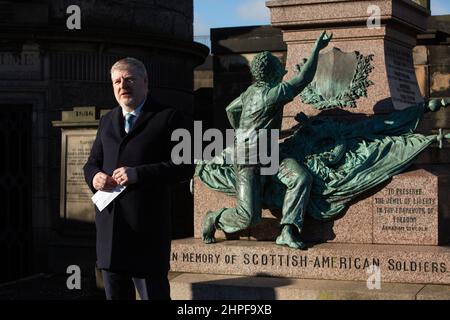 Edimburgo, Regno Unito, 21st Feb 2022. Il PresidentsÕ giorno 2022 (21st feb.), le ghirlande sono state posate ai piedi della statua di Abraham Lincoln recentemente restaurata e del memoriale di guerra all'Old Calton Burial Ground Cemetery. La nuova tradizione annuale è stata avviata dalla White House Historical Association, un'organizzazione non partigiana e senza scopo di lucro dedicata a preservare, proteggere e fornire accesso alla storia della Casa Bianca. A Edimburgo, Scozia, 21 febbraio 2022. Photo credit: Jeremy Sutton-Hibbert/Alamy Live News. Foto Stock