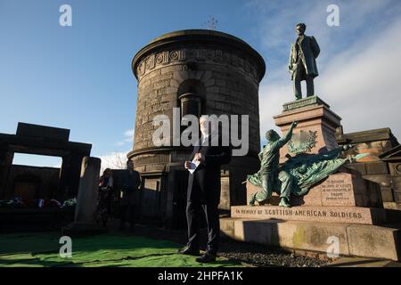 Edimburgo, Regno Unito, 21st Feb 2022. Il PresidentsÕ giorno 2022 (21st feb.), le ghirlande sono state posate ai piedi della statua di Abraham Lincoln recentemente restaurata e del memoriale di guerra all'Old Calton Burial Ground Cemetery. La nuova tradizione annuale è stata avviata dalla White House Historical Association, un'organizzazione non partigiana e senza scopo di lucro dedicata a preservare, proteggere e fornire accesso alla storia della Casa Bianca. A Edimburgo, Scozia, 21 febbraio 2022. Photo credit: Jeremy Sutton-Hibbert/Alamy Live News. Foto Stock