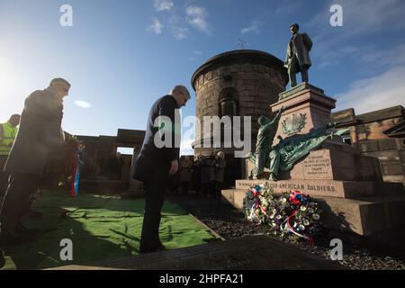 Edimburgo, Regno Unito, 21st Feb 2022. Il PresidentsÕ giorno 2022 (21st feb.), le ghirlande sono state posate ai piedi della statua di Abraham Lincoln recentemente restaurata e del memoriale di guerra all'Old Calton Burial Ground Cemetery. La nuova tradizione annuale è stata avviata dalla White House Historical Association, un'organizzazione non partigiana e senza scopo di lucro dedicata a preservare, proteggere e fornire accesso alla storia della Casa Bianca. A Edimburgo, Scozia, 21 febbraio 2022. Photo credit: Jeremy Sutton-Hibbert/Alamy Live News. Foto Stock