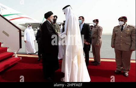 DOHA, DOHA, Qatar. 21st Feb 2022. Una foto di handout resa disponibile dall'ufficio presidenziale iraniano mostra Qatar Emir Sheikh TAMIM BIN HAMAD al THANI (R) dà il benvenuto al presidente iraniano EBRAHIM RAISI (L) a Doha, Qatar, 21 febbraio 2022. Raisi è in Qatar per una visita ufficiale e per partecipare al vertice del Forum dei paesi esportatori di gas (GECF). (Credit Image: © Iranian Presidency via ZUMA Press Wire) Foto Stock