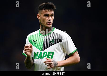 Milano, Italia. 20 febbraio 2022. Gianluca Scamacca degli Stati Uniti Sassuolo si occupa durante la Serie Di Una partita di calcio tra il FC Internazionale e il Sassuolo americano. Credit: Nicolò campo/Alamy Live News Foto Stock