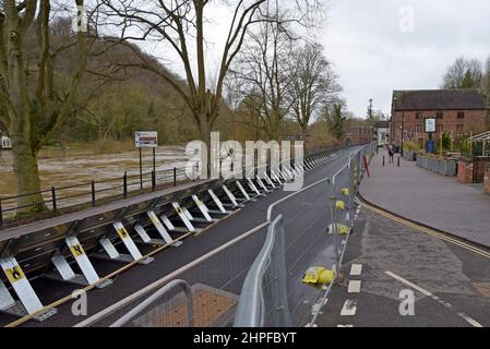 Ironbridge, Telford, Regno Unito. 21st febbraio 2022. Difese da alluvioni in atto lungo il fiume Severn in Ironbridge Gorge come si alza rapidamente. L'eccessiva quantità di precipitazioni provocate dalle tempeste dell'ultima settimana ha visto il fiume Severn salire a livelli molto alti, inondando le città e la campagna circostanti e si è exepeced a picco il martedì sera. G.P.Essex, Alamy Live News Foto Stock