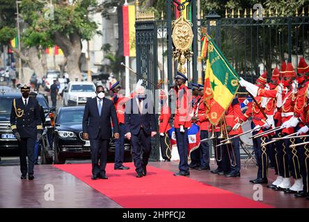 Dakar, Senegal. 21st Feb 2022. Il presidente tedesco Frank-Walter Steinmeier è accolto con lode militari da Macky Sall, presidente del Senegal, al Palazzo Presidenziale. Il Presidente Steinmeier è in visita di tre giorni nella Repubblica dell'Africa occidentale del Senegal. Credit: Bernd von Jutrczenka/dpa/Alamy Live News Foto Stock