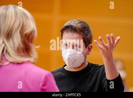 Berlino, Germania. 21st Feb 2022. Kevin Kühnert, Segretario Generale del DOCUP, partecipa alla riunione del Consiglio Direttivo del DOCUP. Credit: Kay Nietfeld/dpa Pool/dpa/Alamy Live News Foto Stock