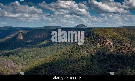 Ahearn Lookout, situato nella natura selvaggia nattai che domina la valle nattai ovest e mt jellore, russells ago a sud. Foto Stock