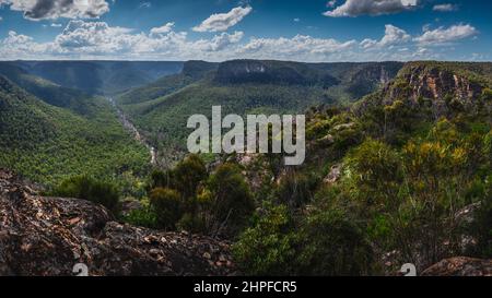 Ahearn Lookout, situato nella natura selvaggia nattai che domina la valle nattai ovest e mt jellore, russells ago a sud. Foto Stock