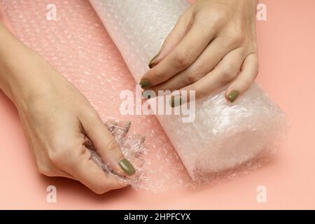 donna che esplica la bolla avvolge nelle sue mani. Foto di alta qualità Foto Stock