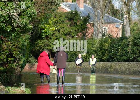 Eardisland, Herefordshire, Regno Unito - Lunedì 21st Febbraio 2022 - i residenti guastano con attenzione attraverso le inondazioni dal fiume Arrow nel villaggio di Eardisland dopo giorni di pioggia e tempeste. Foto Steven Maggio / Alamy Live News Foto Stock