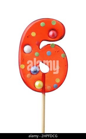 Vista frontale del lolllipop rosso trasparente fatto a mano numero sei isolato su bianco Foto Stock