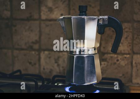 Macchina da caffè tradizionale italiana moka pot su un piano cottura a gas Foto Stock