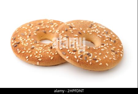 Biscotti rotondi con semi di sesamo e lino isolati su bianco Foto Stock