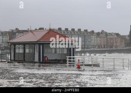 Aberystwyth Wales UK Weather 21st February 2022 . Storm FRANKLIN batte la costa occidentale della gran bretagna vento forza di vento raggiungendo 80 mph strappa ardesia da alti edifici vittoriani, pali di bandiera sono scattati come bastoni di partita e grandi onde smash sul lungomare causando altri danni. Credit: mike davies/Alamy Live News Foto Stock