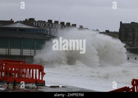 Aberystwyth Wales UK Weather 21st February 2022 . Storm FRANKLIN batte la costa occidentale della gran bretagna vento forza di vento raggiungendo 80 mph strappa ardesia da alti edifici vittoriani, pali di bandiera sono scattati come bastoni di partita e grandi onde smash sul lungomare causando altri danni. Credit: mike davies/Alamy Live News Foto Stock