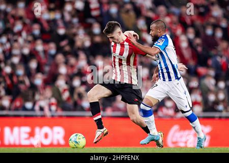 Oihan Sancet of Athletic Club compete per la palla con Rafael Alcantara Rafinha di Real Sociedad durante il campionato spagnolo la Liga partita di calcio tra Athletic Club e Real Sociedad il 20 febbraio 2022 allo stadio San Mames di Bilbao, Spagna - Foto: Ricardo Larreina/DPPI/LiveMedia Foto Stock